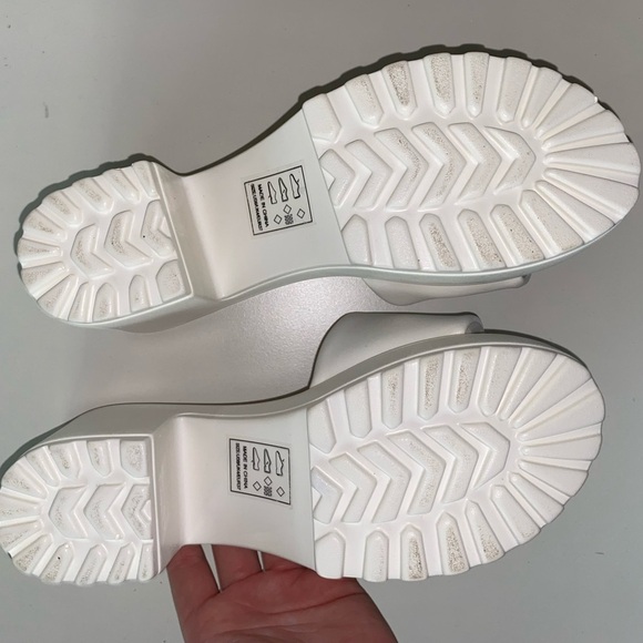 NWT QUPID GRATIA WHITE STRETCH MULES SANDALS SHOES TRENDY POPULAR COMFY SHOE - Picture 5 of 8